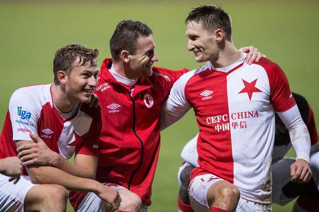 Spokojení střelci Slavie Milan Škoda (vpravo) a Muris Mešanovič (uprostřed). Vlevo Antonín Barák.
