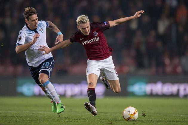 Záložník Lazia Lucas Biglia (vlevo) brání záložníka Sparty Praha Ladislava Krejčího.