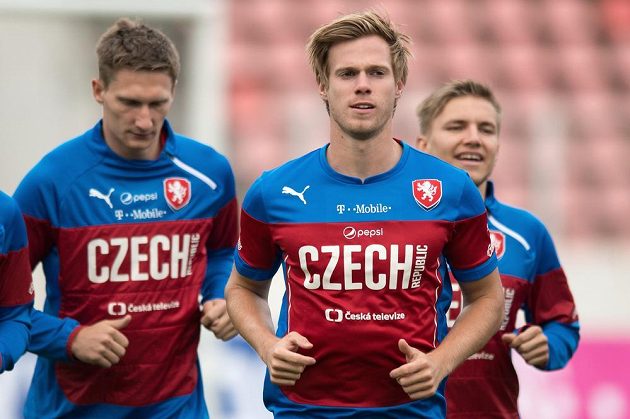 Milan Škoda (vlevo), Tomáš Kalas a Martin Frýdek během tréninku české fotbalové reprezentace na Strahově.