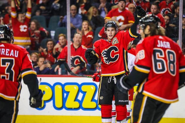Útočník Calgary Sean Monahan (23) slaví spolu s Jaromírem Jágrem jediný gól Flames proti Carolině.