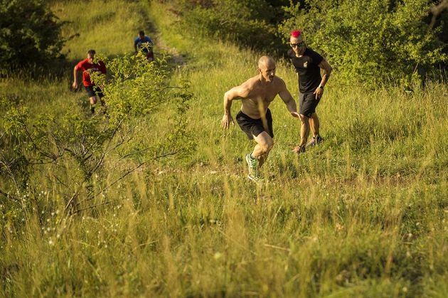 Treínk, který bolel. Prokopské údolí v Praze a příprava na RedBull 400, výběh skokanského můstku v Harrachově.