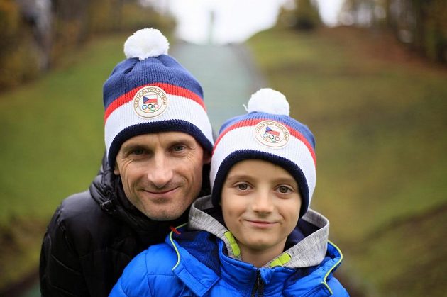 Skokan na lyžích Jakub Janda se synem v "Raškovkách".