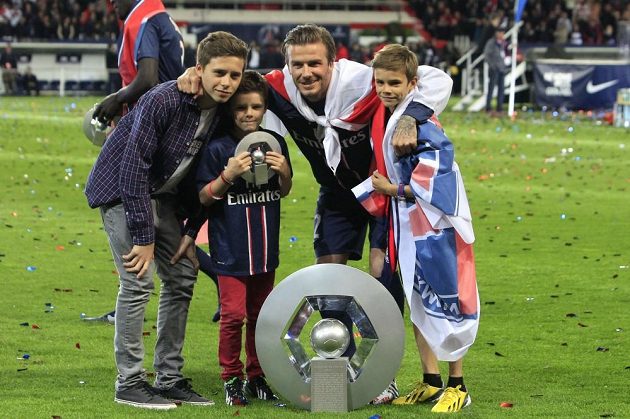 Firma Beckham a synové se představuje... S tátou Davidem se z francouzského titulu na hřišti radovali zleva Brooklyn, Cruz a Romeo James.