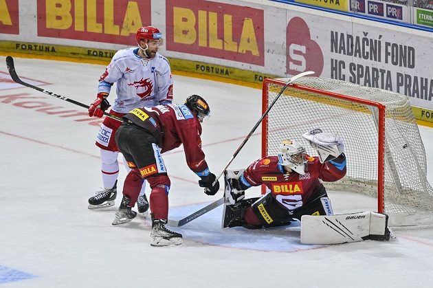 Brankář Jakub Neužil ze Sparty inkasuje gól. Přihlížejí Tomáš Dvořák ze Sparty (uprostřed) a Tomáš Marcinko z Třince.