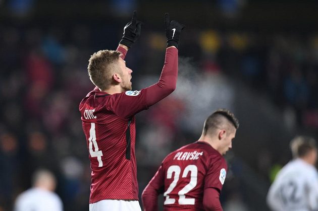 Eldar Čivič ze Sparty se raduje. Míč po jeho centru si brankář Mladé Boleslavi Martin Jedlička srazil za čáru. Videorozhodčí potvrdil gól.