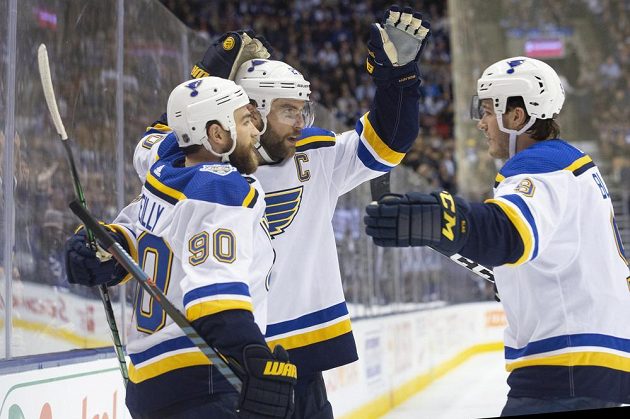 Obránce St. Louis Blues Alex Pietrangelo (27) slaví se spoluhráči Ryanem O'Reillyem (90) a Sammy Blaisem (9) gól v síti Toronta Maple Leafs.