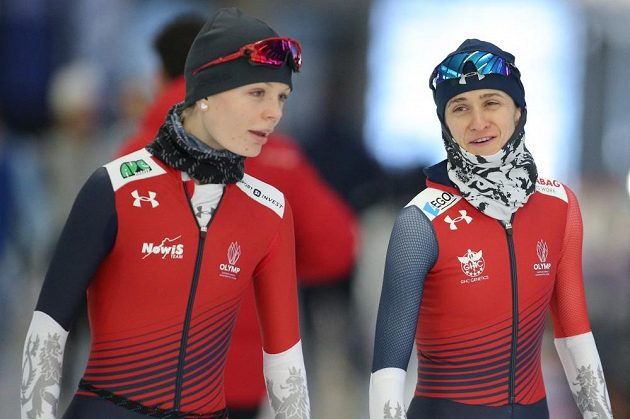 Martina Sáblíková a Nikola Zdráhalová (vlevo) při tréninku na mistrovství světa v Inzellu.