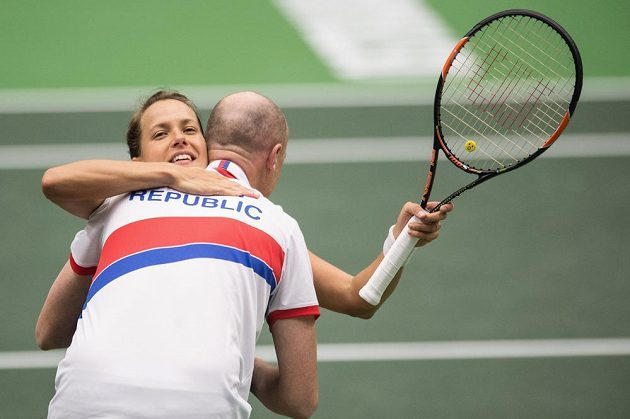 Barbora Strýcová a kapitán Petr Pála oslavují vítězství nad Larou Arruaberrenovou ze Španělska a postup do semifinále Fed Cupu.