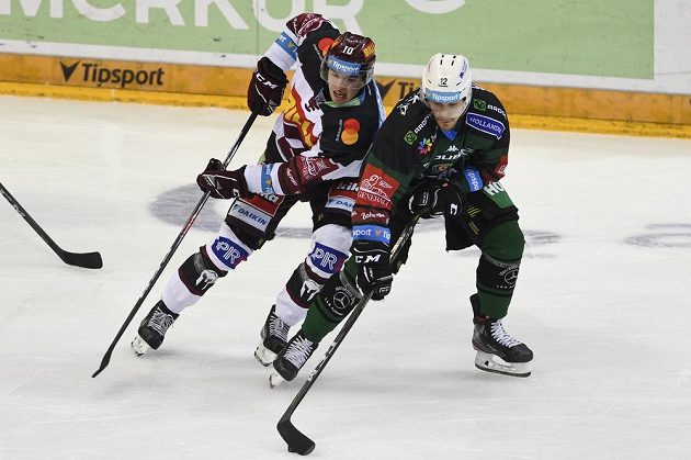 Zleva Lukáš Rousek ze Sparty a Dávid Gríger z Karlových Varů v utkání 20. kola extraligy.