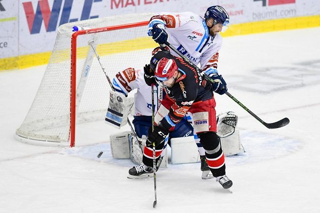 Zpředu Radek Smoleňák z Hradce Králové, Petr Kolmann z Liberce a brankář Liberce Jaroslav Pavelka.