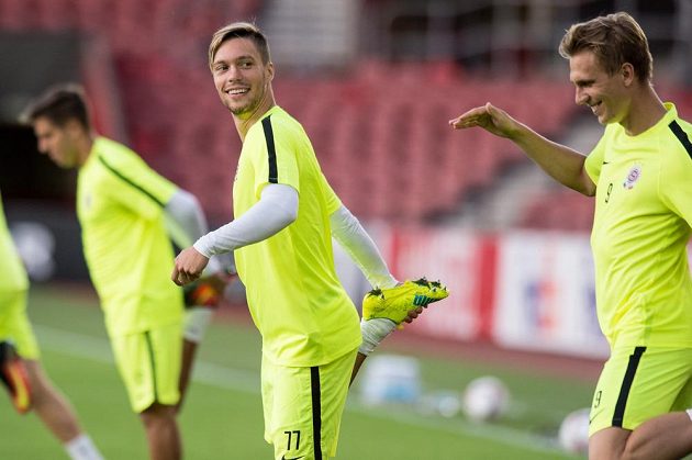 Bořek Dočkal (vpravo) a Václav Kadlec během tréninku před utkáním základní skupiny Evropské ligy na hřišti Southamptonu.