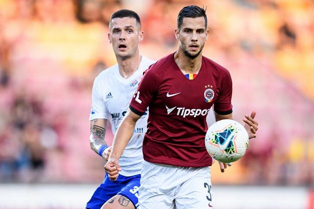 Roman Potočný z Baníku Ostrava a Dávid Hancko ze Sparty během utkání ve skupině o titul v rámci nadstavby Fortuna ligy.
