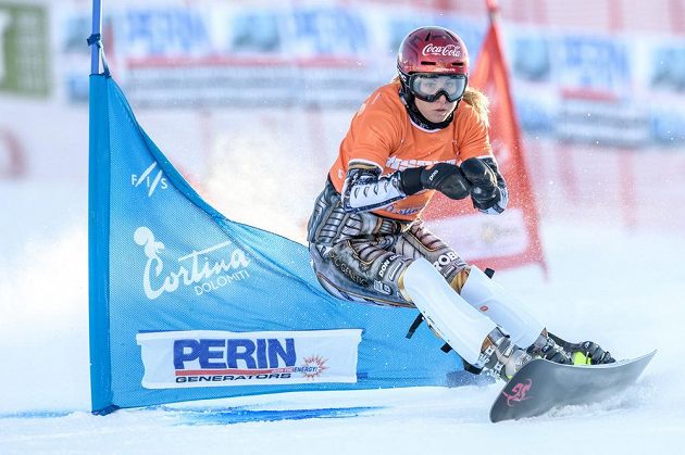 Snowboardistka Ester Ledecká během kvalifikační jízdy v paralelním slalomu při SP v Cortině.