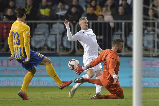 Situace před opavskou brankou, po které následovala penalta Plzně. Zleva Jaroslav Svozil z Opavy, Roman Procházka z Plzně a opavský brankář Vojtěch Šrom.