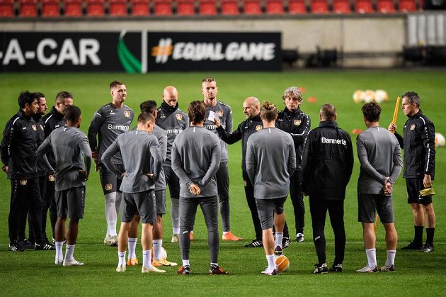 Trenér Leverkusenu Peter Bosz a jeho svěřenci během předzápasového tréninku před utkáním základní skupiny Evropské ligy se Slavií