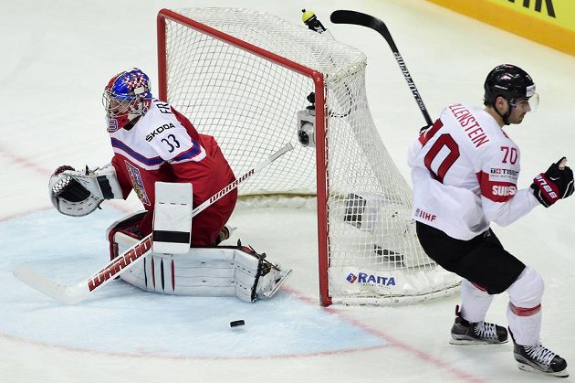 Český brankář Pavel Francouz inkasuje gól z hole švýcarského útočníka Denise Hollensteina v zápase MS.