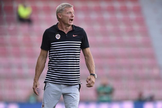 Trenér Sparty Zdeněk Ščasný měl 20 minut důvod ke spokojenosti, pak nevěřil svým očím.