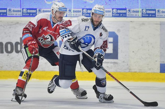 Jan Kolář z Pardubic a Jan Eberle z Plzně v akci během extraligového utkání.