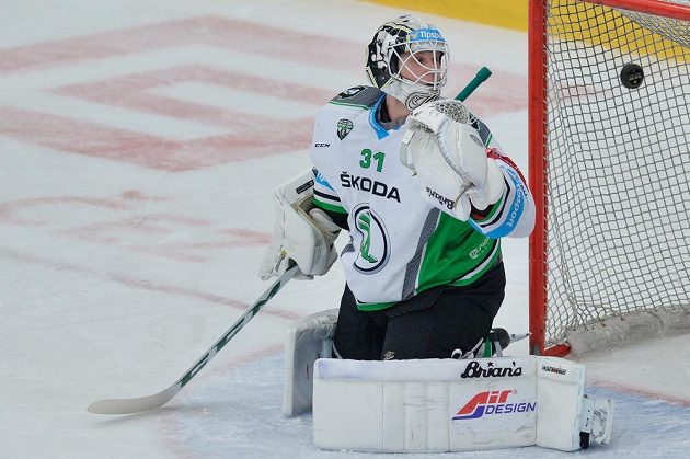 Brankář Boleslavi Brandon Maxwell se jen smutně ohlíží, jak puk končí za jeho zády. Vše se událo během čtvrtého zápasu předkola play off hokejové extraligy s Chomutovem.