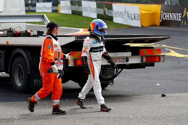 Odchod do do šatny. Fernando Alonso žádný bod v Belgii nezískal, havaroval.
