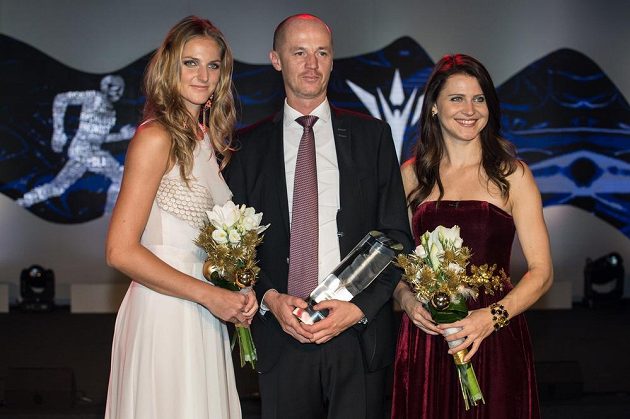 Český fedcupový tým (zleva): Karolína Plíšková, Petr Pála a Lucie Šafářová během vyhlášení novinářské ankety Sportovec roku 2015 v Praze.