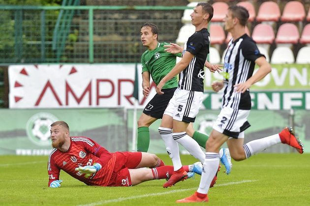 Příbramský fotbalista Marko Alvir (druhý zleva) střílí vedoucí branku do sítě Českých Budějovic.