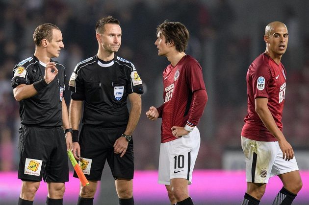 Tomáš Rosický hovoří s rozhodčími Radkem Příhodou (druhý zleva) a Jiřím Křížem po utkání s Plzní.