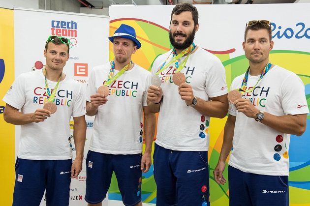 Členové čtyřkajaku ve složení (zleva): Daniel Havel, Lukáš Trefil, Josef Dostál a Jan Štěrba s bronzovými medailemi z LOH 2016 z brazilského Rio de Janeira.