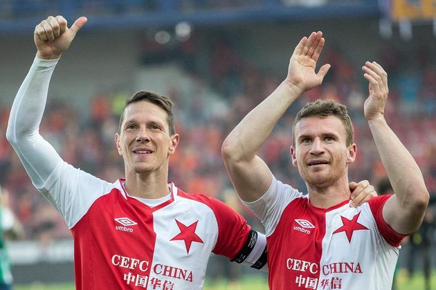Fotbalisté Slavie Praha Jiří Bílek (vlevo) a Muris Mešanovič se na Letné radují po vítězství nad Spartou.