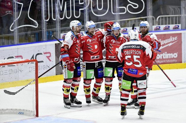Hokejisté Pardubic se radují z gólu, (zleva) Adam Musil, střelec gólu Patrik Poulíček, Matěj Blümel, Dennis Robertson a Jakub Nakládal.