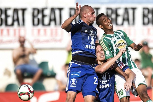 Fotbalisté Olomouce Michal Vepřek (vlevo), Uroš Radakovič a záložník Bohemians Jhon Mosquera.