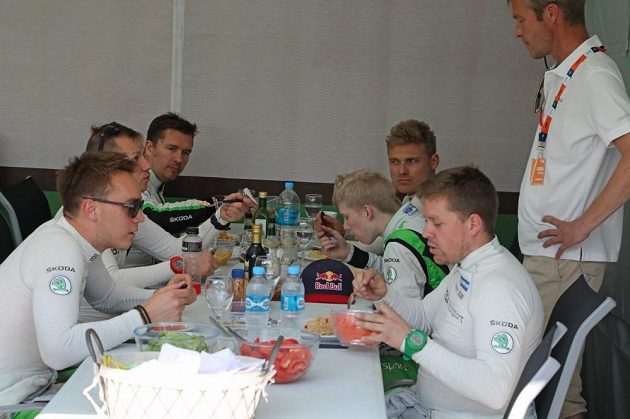 Posádky týmu Škoda Motorsport při obědě během Argentinské rallye.