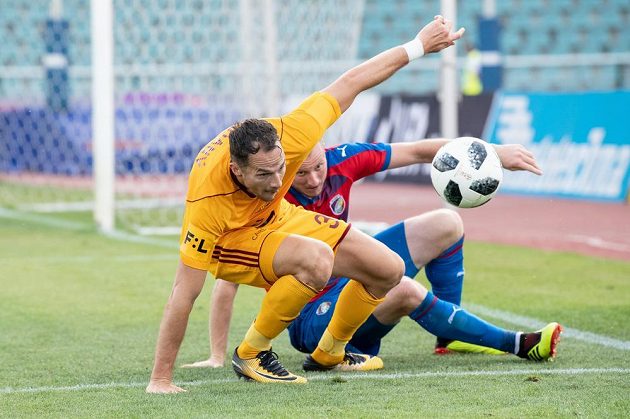 Jakub Podaný (vlevo) z Dukly Praha a Michael Krmenčík z Viktorie Plzeň během utkání 1. kola ligy.