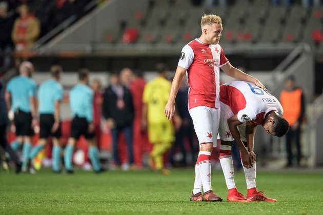 Fotbalisté Slavie Praha Mick van Buren (vlevo) a Simon Deli vstřebávají zklamání po porážce od Villarrealu.
