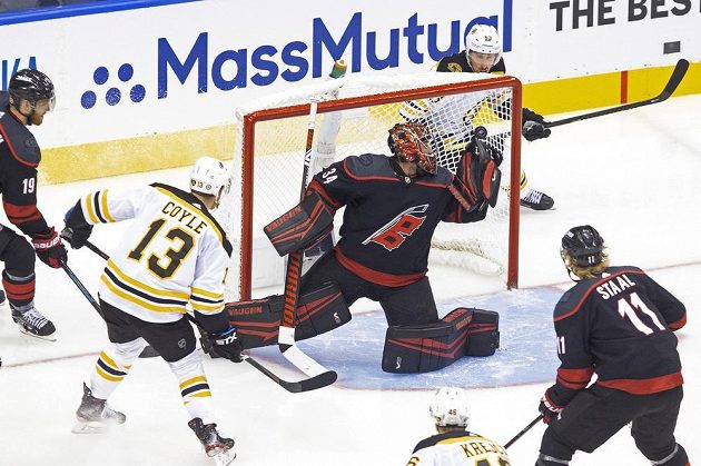Střelec Bostonu Bruins Charlie Coyle (13) dává gól Petru Mrázkovi v brance Caroliny Hurricanes.