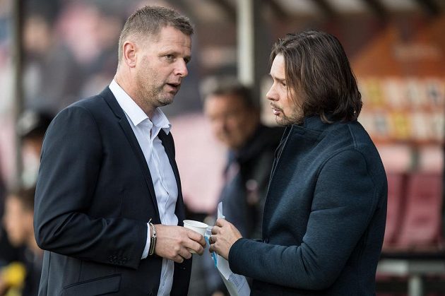 Trenér Baníku Ostrava Radim Kučera (vlevo) a člen dozorčí rady klubu Marek Jankulovski před pohráovým utkáním na Spartě.