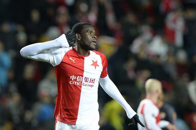 Střelec úvodního gólu utkání Michael Ngadeu Ngadjui se raduje z branky