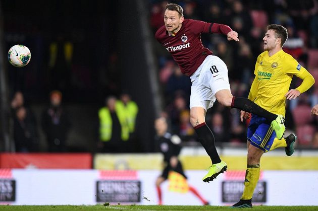 Střídající Libor Kozák (vlevo) dostal Spartu v utkání proti Zlínu do vedení 2:1.