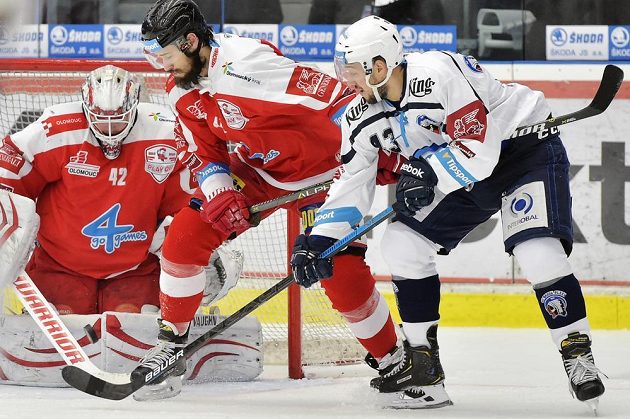 Brankář Olomouce Branislav Konrád, jeho spoluhráč David Ostřížek a plzeňský Jan Kovář v akci během druhého čtvrtfinále play off.
