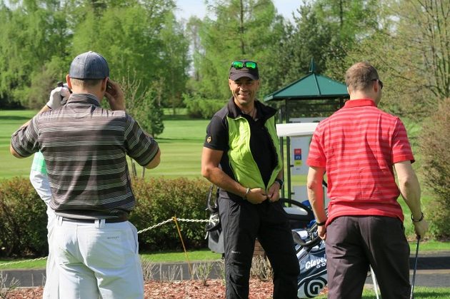 Místo cepínů golfové hole. Radka Jaroše lze zastihnout i na greenu.
