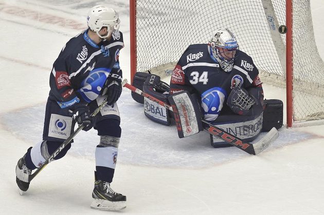 Plzeňský hokejista Peter Čerešňák a brankář Plzně Dominik Frodl v akci během semifinále play off.