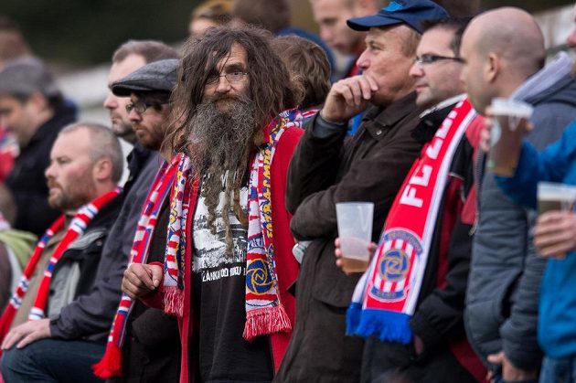 Brněnský fanoušek během utkání 10. kola Synot ligy s Bohemians 1905 na stadiónu Ďolíček v Praze.