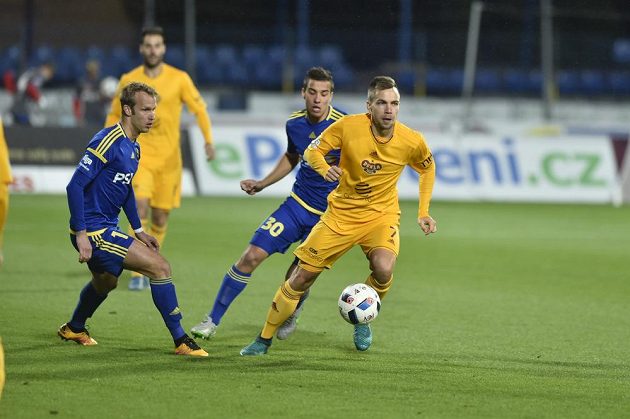 Jakub Považenec z Dukly (vpřadu) vede míč před jihlavskými Jozefem Urblíkem (vpravo) a Lukášem Vaculíkem.