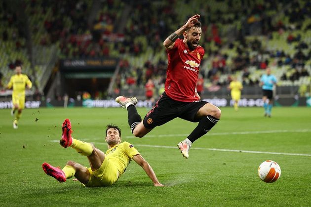 Fotbalista Manchesteru United Bruno Fernandes v akci, zastavit se jej snaží Alfonso Pedroza z Villarrealu.