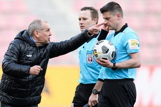 Trenér Jablonce Petr Rada hovoří s rozhodčím Zbyňkem Proskem po utkání čtvrtfinále MOL Cupu.
