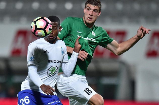 Jablonecký stoper Martin Kouřil (vpravo) a Golgol Mebrahtu z Mladé Boleslavi v předehrávce 8. kola ePojisteni.cz ligy.