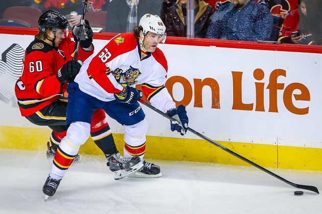 Ani Jaromír Jágr (sledovaný Markusem Granlundem) se na ledě Calgary neprosadil a Florida utrpěla krutou porážku.