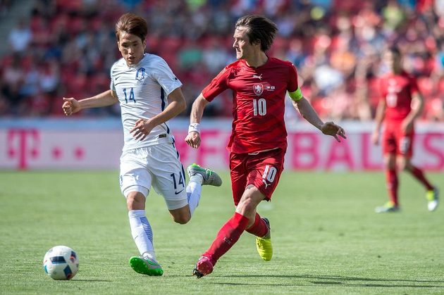 Český záložník Tomáš Rosický (vpravo) přihrává před zraky Korejce Han Kook-younga.