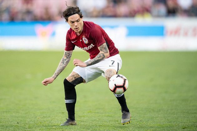 David Moberg Karlsson ze Sparty Praha během utkání s Karvinou. Favorit zápas ostudně prohrál.