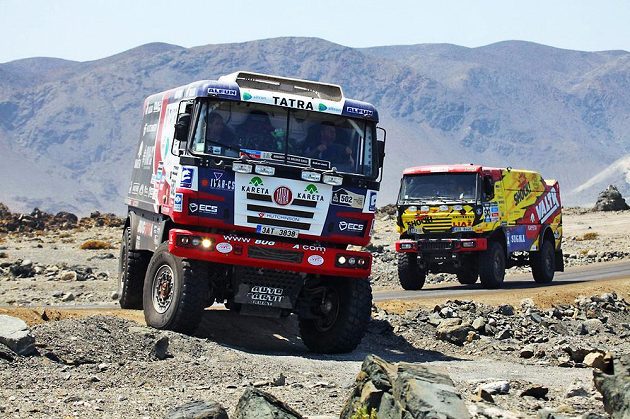 Pilot Martin Kolomý s vozem Tatra (vlevo) v souboji s Jaroslavem Valtrem na Liazu při 12. etapě Rallye Dakar.